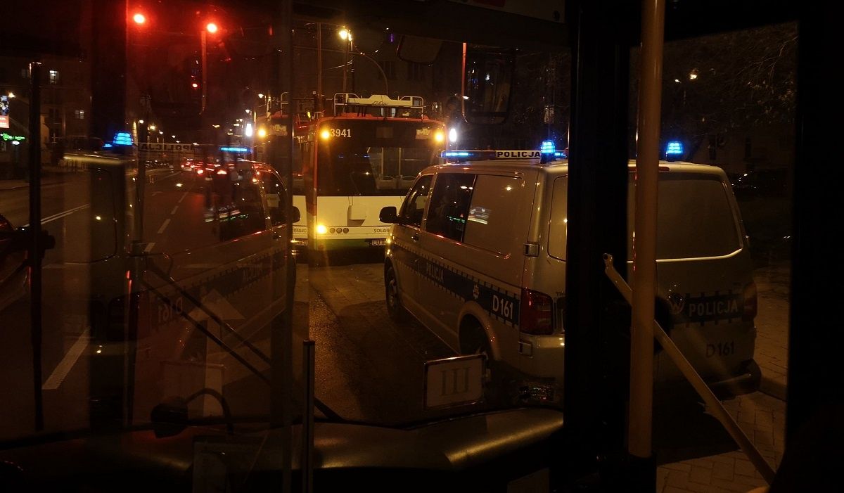 Wybili szybę w drzwiach trolejbusu i uciekli