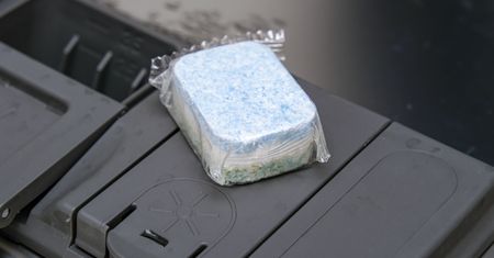 Usuń ze zmywarki. Inaczej tabletka nie zadziała