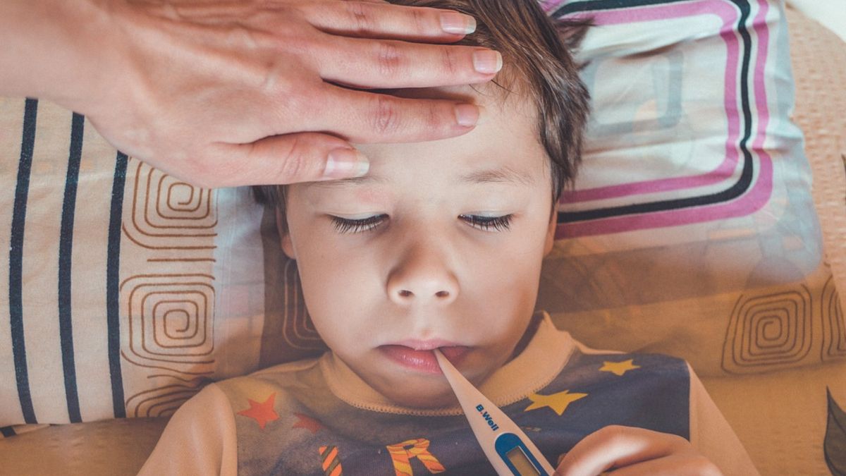 Opiekę na dziecko można wziąć w dwóch wariantach. Podpowiadamy, co się bardziej opłaca