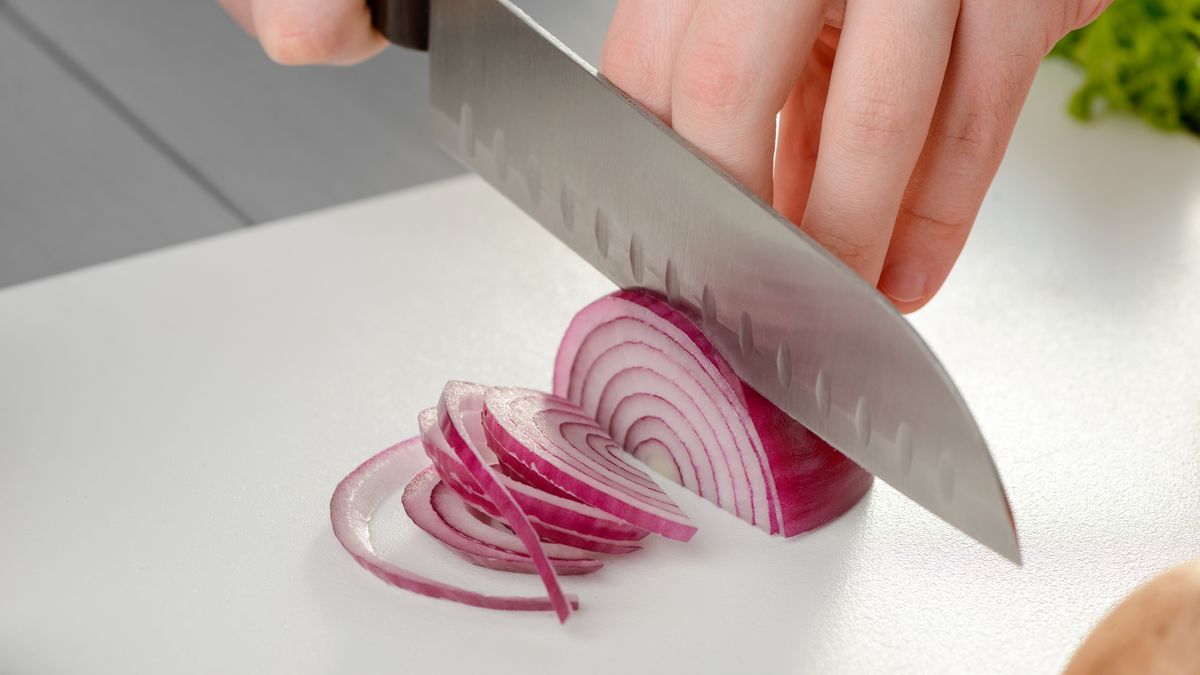 Cebula w plastrach za oknem