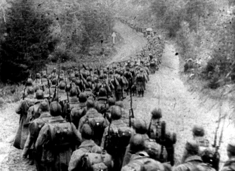 Żołnierze Armii Czerwonej wkraczają do Polski.