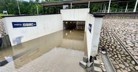 Po większym deszczu to przejście zamienia się w basen. Tak było też i w poniedziałek. Pasażerowie musieli skakać przez tory