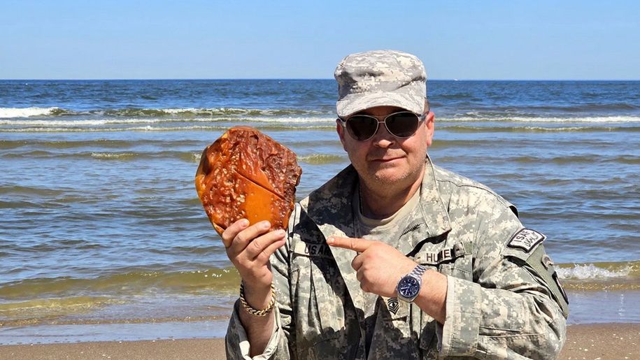 Tomasz Ołdziejewski i jego dwukilogramowy bursztyn