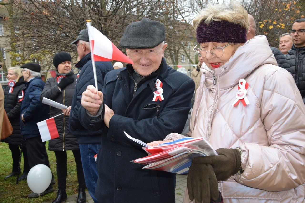 Patriotyzm, radość, śpiew na Narodowy Dzień Niepodległości 2025 w Zduńskiej Woli Karsznicach