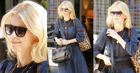 Obładowana Claudia Schiffer w skromnej sukience