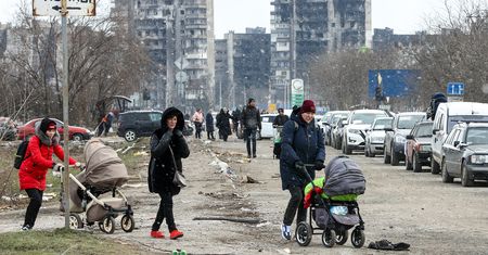 Wojna w Ukrainie. Ludzie w zniszczonym Mariupolu próbują znaleźć spokój