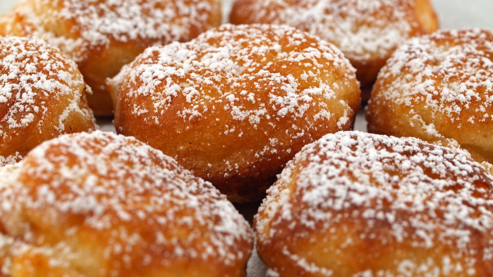 Tłusty Czwartek 2020. Kalkulator pączków. Ile kalorii ma 1 pączek? Zobacz, co musisz zrobić, żeby go spalić 1