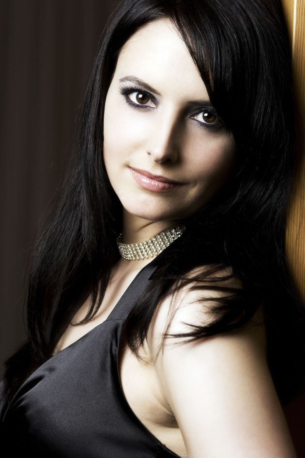 Co modne w karnawale? Rozświetlone oko, ponętne usta