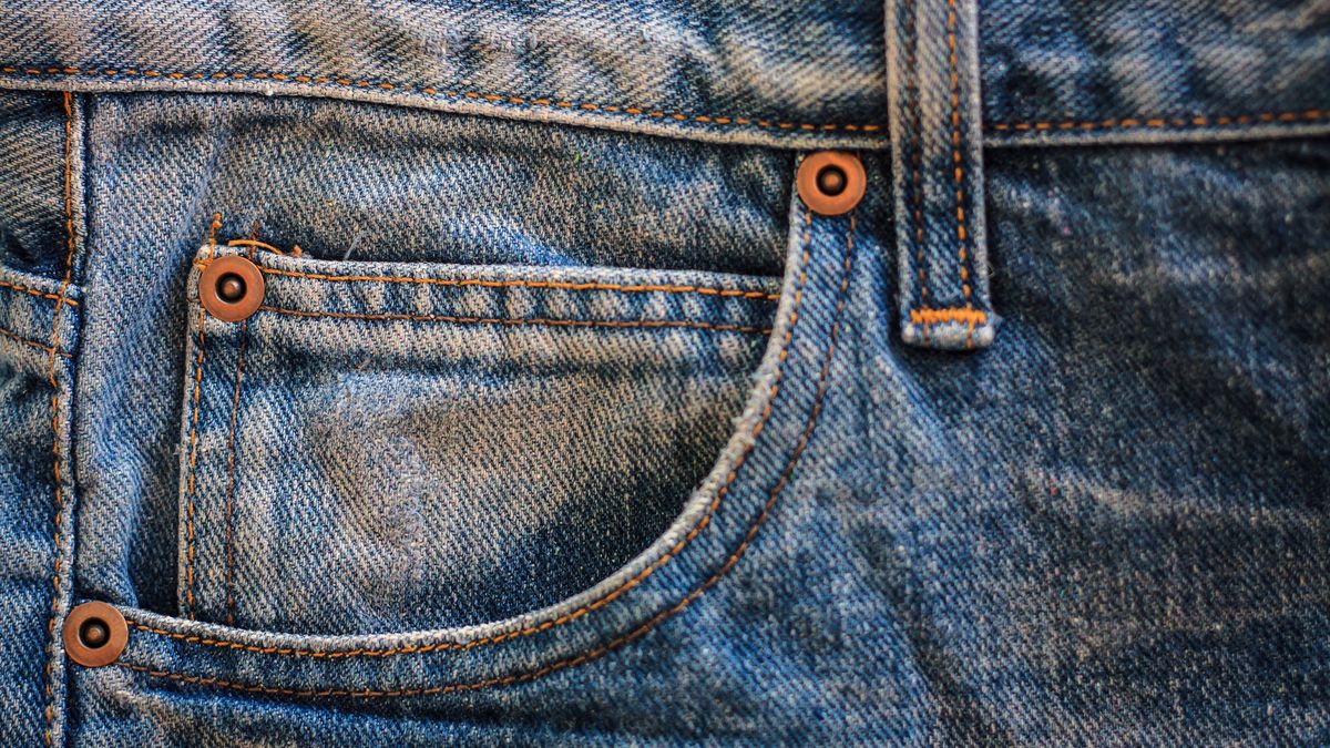 Co czego służy mała kieszonka w jeansach? 