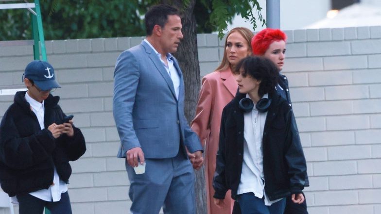 Ben Affleck and J.Lo are holding hands. End of the crisis?