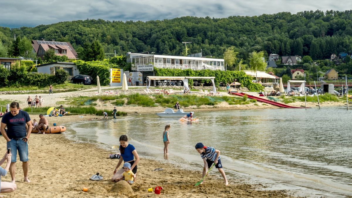 Polska DaZa
fot. Dariusz Zarod/East News 12.08.2022  Jezioro Roznowskie powstalo w wyniku spietrzenia wod Dunajca, w obrebie Pogorza Roznowskiego.   N/z Turysci  w Grodku, najpopularniejszej miejscowosci nad Jeziorem Roznowskim.
Dariusz ZAROD