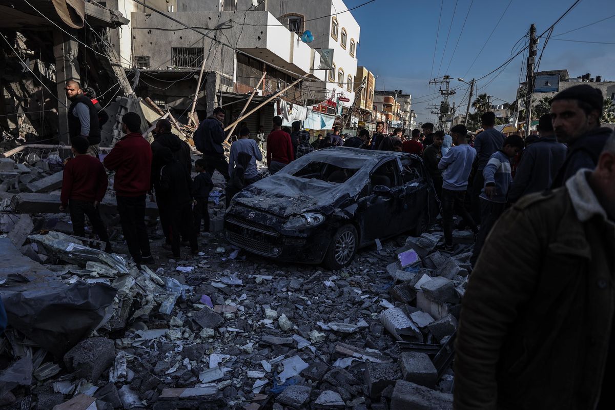 Widok zniszczeń po izraelskim nalocie na dom w pobliżu szpitala Męczenników Al-Aksa w mieście Dajr al-Balah w Gazie