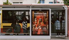 Zdjęcia wygenerowane przez sztuczną inteligencję  w reklamach HalfPrice