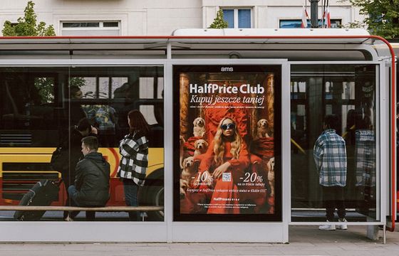 Zdjęcia wygenerowane przez sztuczną inteligencję  w reklamach HalfPrice