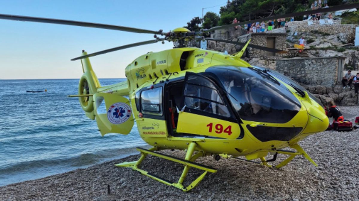 Helikopter wylądował przy brzegu.