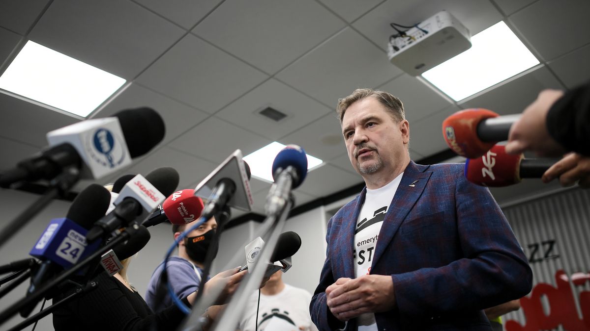 Warszawa, 25.05.2021. Przewodniczący NSZZ "Solidarność" Piotr Duda podczas konferencji prasowej po zebraniu założycielskim komitetu obywatelskiej inicjatywy ustawodawczej dotyczącej emerytur stażowych, 25 bm. przed siedzibą Komisji Krajowej NSZZ "Solidarność" w Warszawie. Konferencja dot. także sytuacji Kopalni Turów. (kf) PAP/Marcin Obara