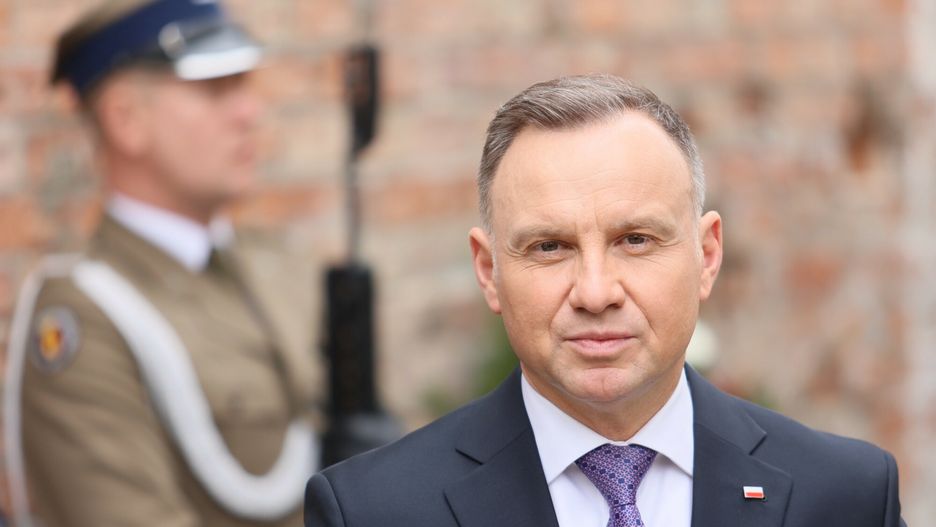 Niemal połowa Polaków negatywnie ocenia decyzję Andrzeja Dudy o podpisaniu ustawy "lex Tusk"