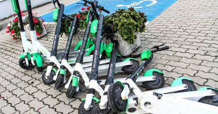 Wycofują elektryczne hulajnogi. "Są porozrzucane po całym mieście"
