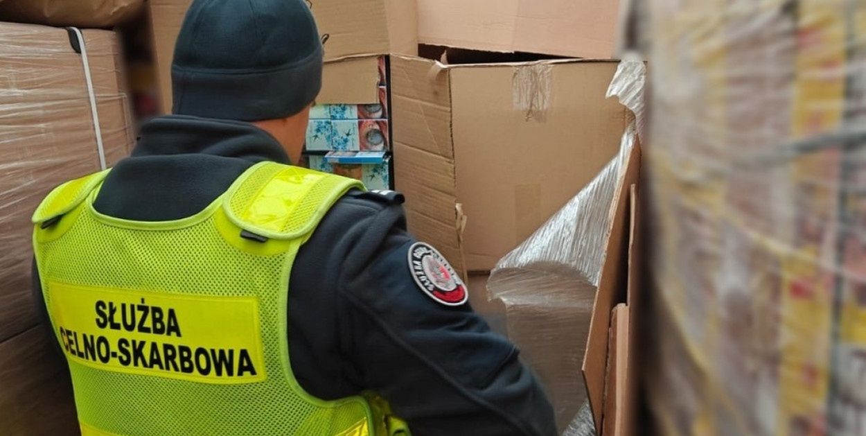 Budzisko: Papierosy z Białorusi między paletami z folią