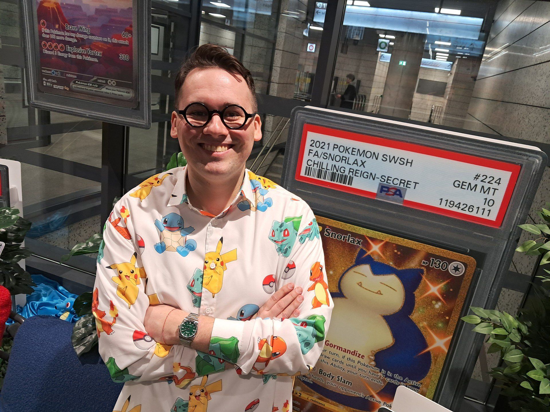 Rafał Nobis, szef sklepu z kartami Pokémon na stacji metra Zacisze.