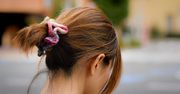 Najmodniejsze ozdoby do włosów. Spinki, frotki i opaski – co wybrać?