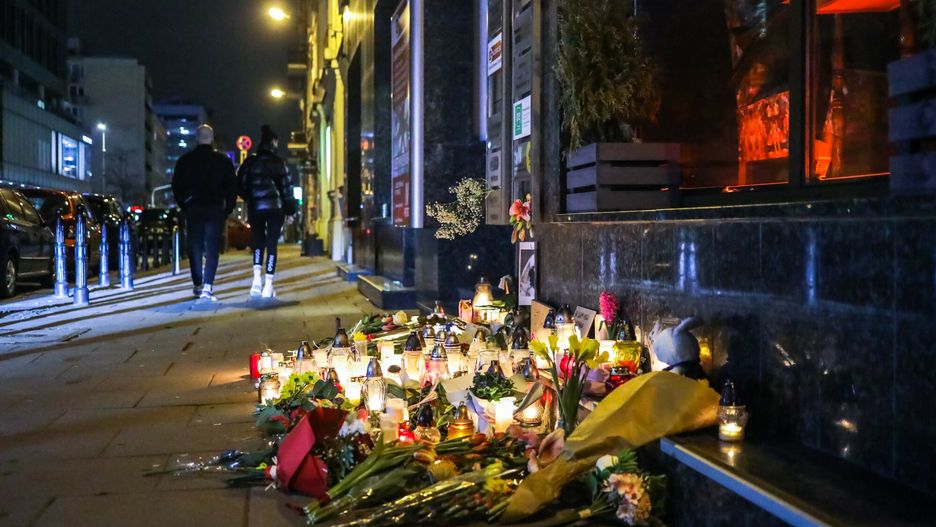 Kwiaty i znicze przy ul. Żurawiej w Warszawie