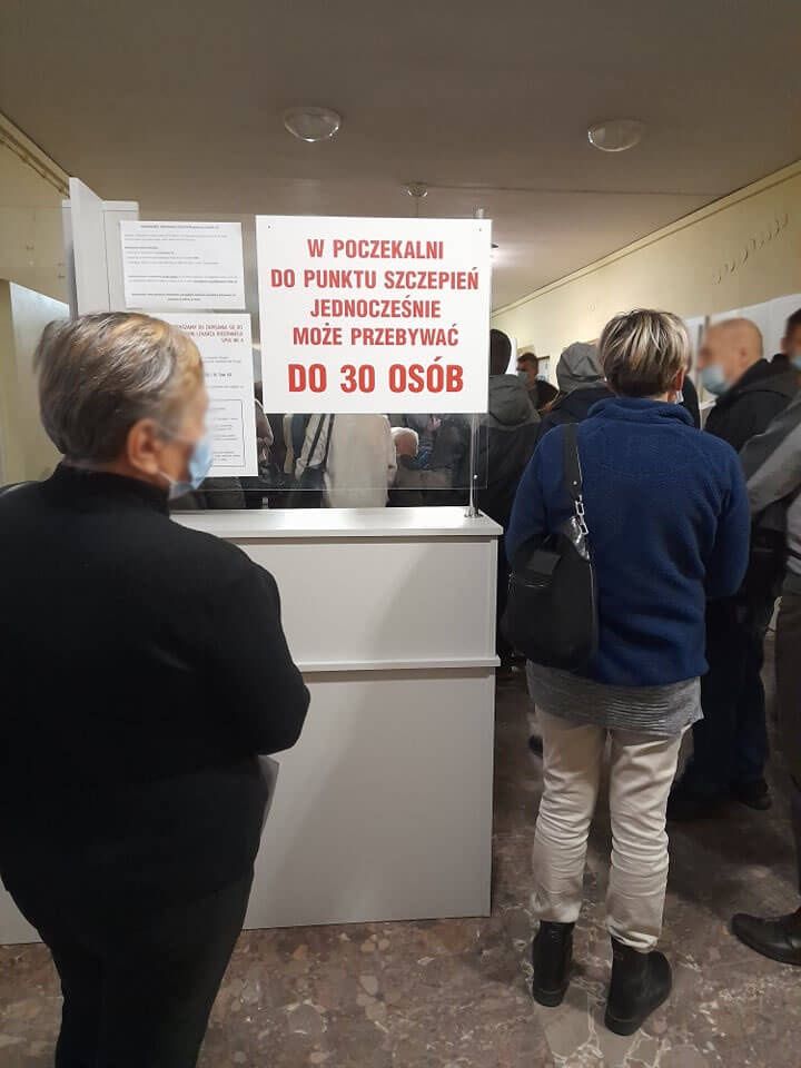 Kolejka do punktu pobrań SPSK4