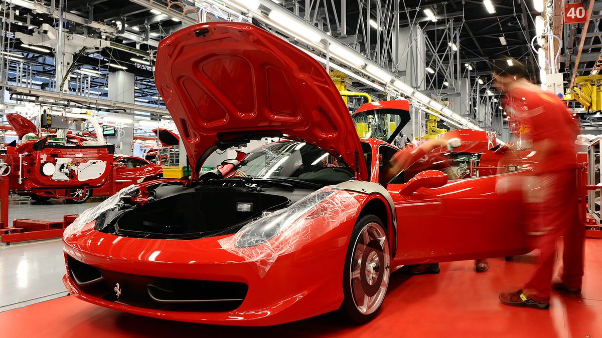 Po Lamborghini przyszedł czas na Ferrari. Włosi wstrzymali produkcję supersamochodów.