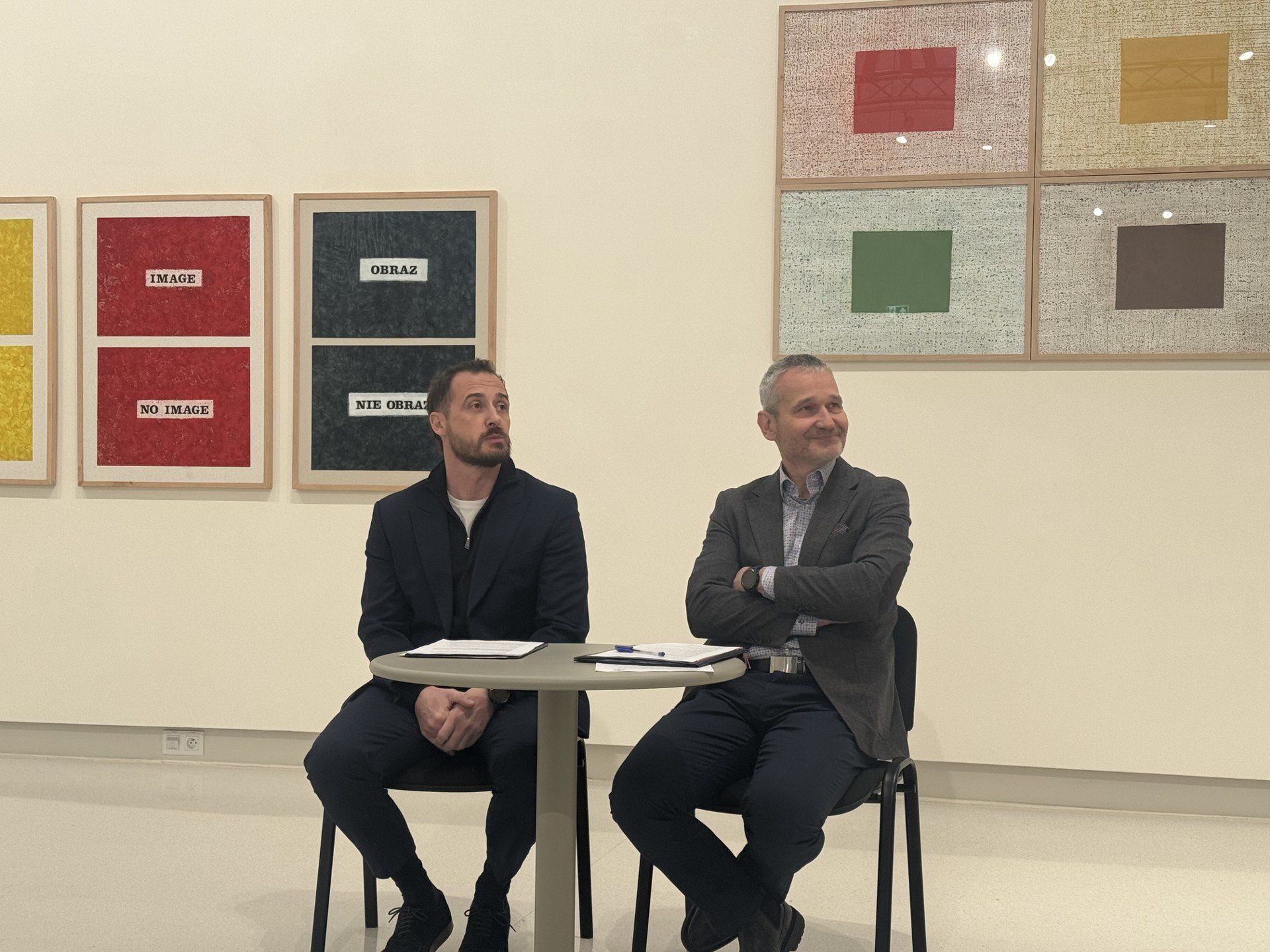 Jędrzej Solarski, zastępca prezydenta Poznania (z prawej) i Grzegorz Jura, przewodniczący Komisji Kultury i Nauki Rady Miasta Poznania podczas briefingu prasowego w Galerii Miejskiej Arsenał.