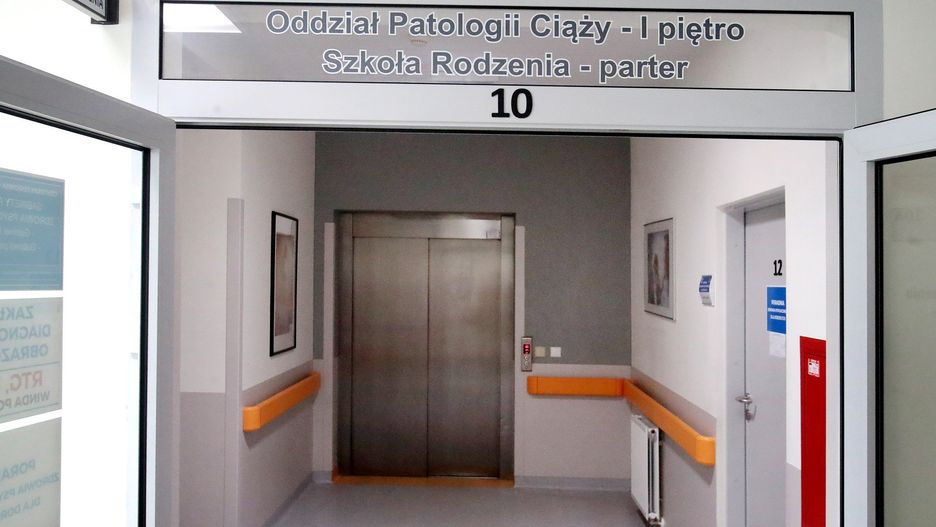 Jedna czwarta lekarzy pracuje ponad 50 godzin tygodniowo, co znacznie przekracza normy i zwiększa ryzyko wypalenia zawodowego.