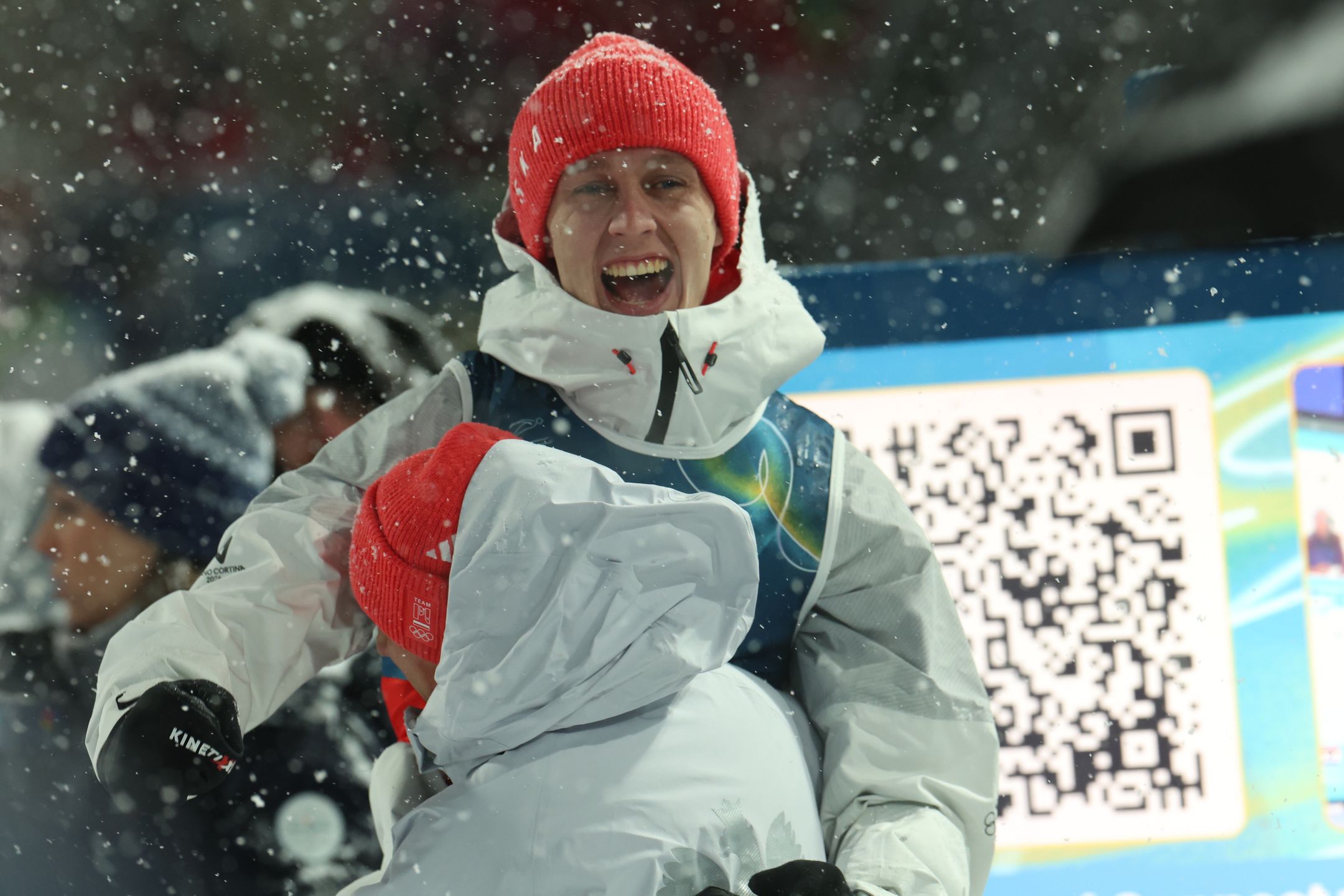 Predazzo, Włochy, 16.02.2026. Zimowe Igrzyska Olimpijskie - Mediolan i Cortina d?Ampezzo 2026. Polak Paweł Wąsek (P) i Kamil Stoch (L) cieszą się ze zdobycia srebrnego medalu po przerwanej trzeciej serii konkursu super team w skokach narciarskich, 16 bm. w Predazzo. (js) PAP/Grzegorz Momot