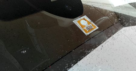 Nowe obowiązkowe naklejki zrobią bałagan. 500 zł kary będzie grozić, nawet jeśli ją masz
