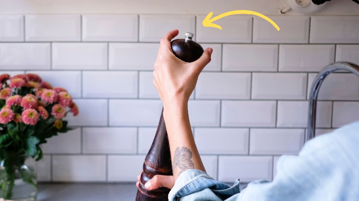 Kobieta trzyma młynek do przypraw