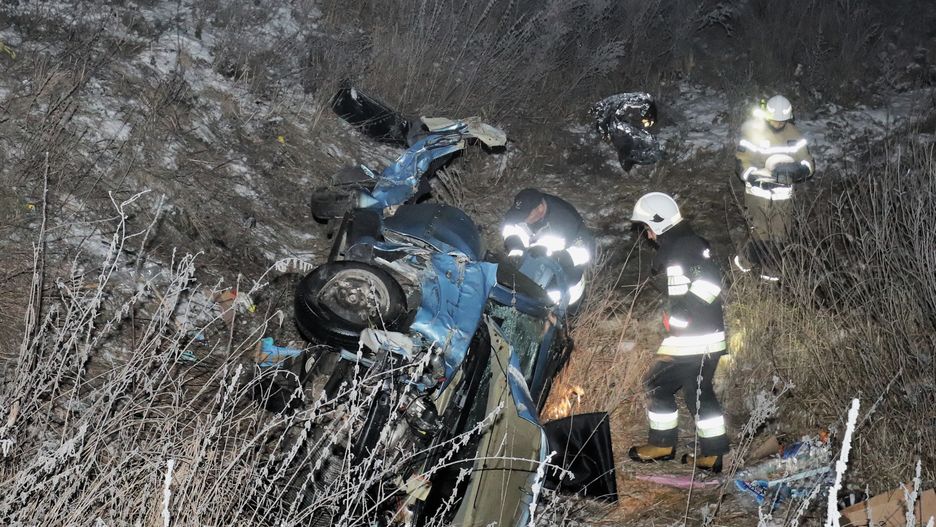 wrak na miejscu wypadkuPawe� Supernakmatka z dzieckiem, niestrze�ony, ofiara, ofiary, osobowym, osob�wk�, poci�g, poci�gu, przejazd kolejowy, samochodem, s�u�by, stra� po�arna, towarowego, towarowy, wrak, wypadek, wypadku, zderzenie