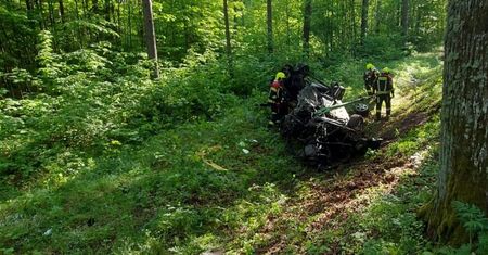 Tragedia na drodze. Uderzył w drzewo, a później dachował