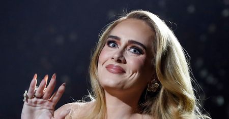 Na koncercie Adele podciągnęła suknię. Takiego widoku nikt się nie spodziewał