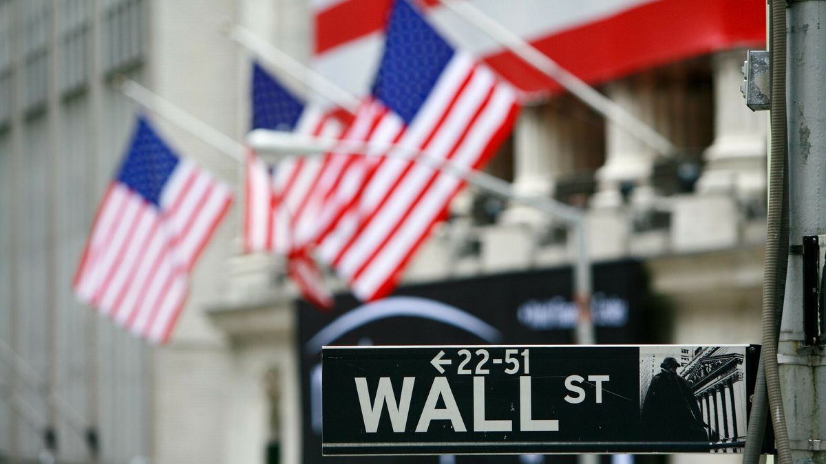 Polaris Archiwum FL July 2012September 16, 2008, New York, New York, USA: Traders work on the floor of the New York Stock Exchange. In morning trading, U.S. stocks suffered steep losses after more sour news regarding Merrill Lynch and Lehman Brothers emerged. Bank of America has purchased Merrill Lynch, perhaps saving it from the brink of disaster but, struggling Lehman Brothers found no such luck and was forced to file for Chapter 11 Bankruptcy Protection.///A street sign denoting Wall Street. American flags in the background.. Credit: Gerald Holubowicz / PolarisGerald Holubowicz
