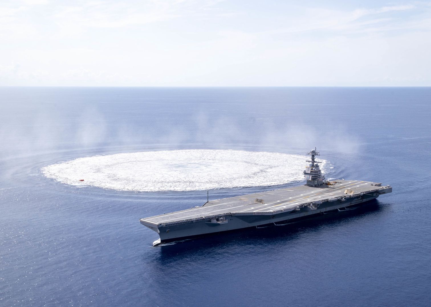 Lotniskowiec USS Gerald R. Ford podczas prób Full Ship Shock Trials