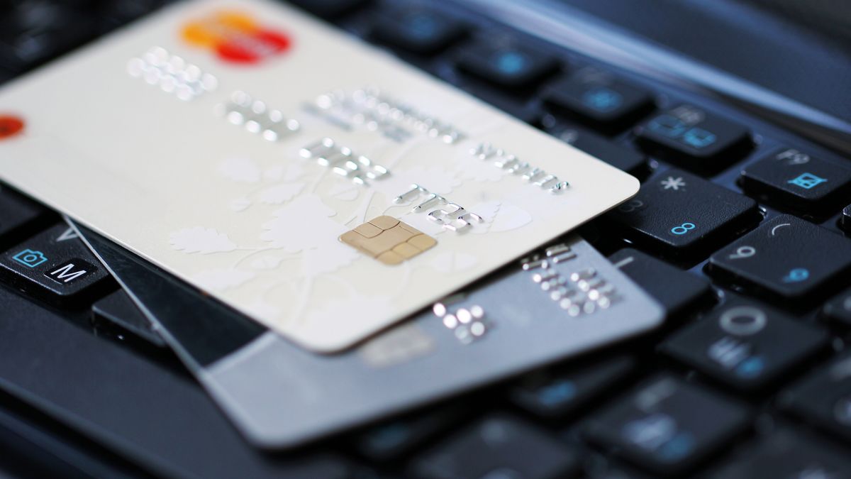 Karty kredytowe na klawiaturze z depositphotos