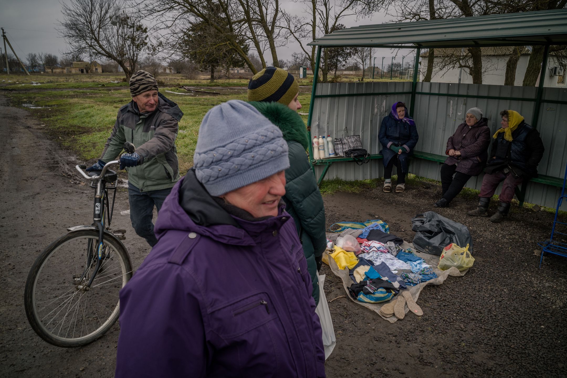 Zaimprowizowany bazarek we wsi Prawdyne znajduje się na nieczynnym przystanku autobusowym na centralnym placu miejscowości. Kobiety sprzedają tu mleko, jajka i odzież. Bazar pełni też dla ludności funkcję punktu wymiany informacji