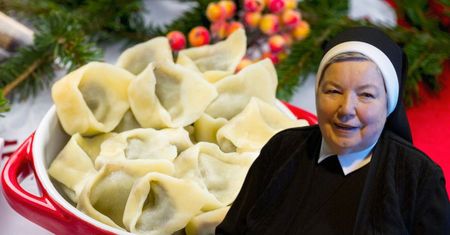 Siostra Anastazja dodaje jeden składnik do wigilijnych uszek. Dzięki temu ciasto wychodzi niesamowicie miękkie