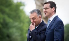 Orban walczy o poparcie. Pokazał klip z Morawieckim