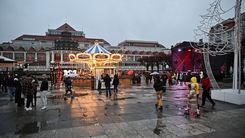 Sopot, 31.12.2021. Familijny sylwester dla dzieci w Sopockim Miasteczku Noworocznym, 31 bm. Podczas imprezy zaplanowano m.in. pokazy cyrkowe, akrobacje na drabinie, występy szczudlarzy, animacje taneczne oraz gry i zabawy ruchowe. (sko) PAP/Marcin Gadomski