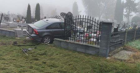 Wypadł z drogi i wjechał na cmentarz. Zniszczył nagrobki