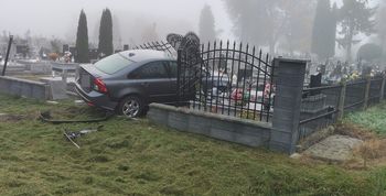 Wypadł z drogi i wjechał na cmentarz. Zniszczył nagrobki