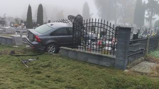 Wypadł z drogi i wjechał na cmentarz. Zniszczył nagrobki