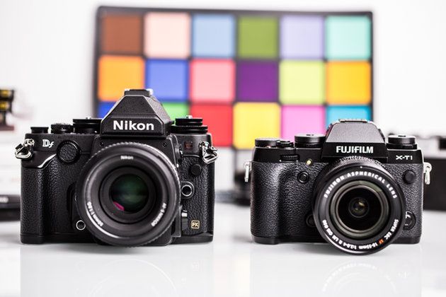 Nikon Df i Fujifilm X-T1. Oba utrzymane w klasycznej stylistyce. Pierwszy ma wizjer optyczny, drugi elektroniczny.