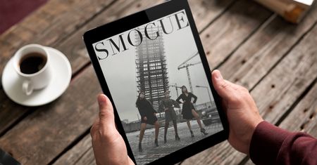 Parodia okładki "Vogue" na wystawie. Organizatorzy nie podpisali autorów
