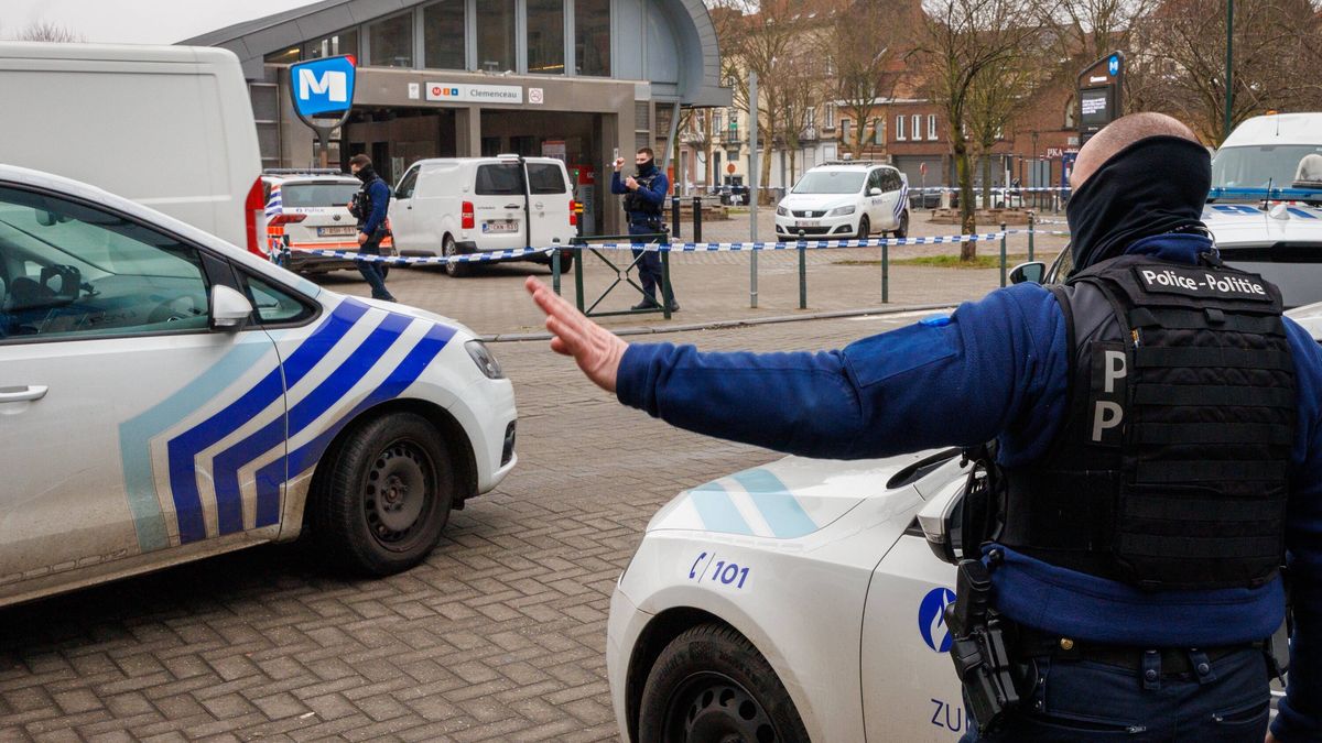 Belgian police hunt for suspects after shooting outside Brussels metro station
epaselect epa11876661 Belgian police officers secure the area outside the Clemenceau Metro station after a shooting in Brussels, Belgium, 05 February 2025. Police in Brussels are hunting for the suspects of a shooting that was reported outside a Brussels metro station in the morning. Several metro and bus lines were interrupted causing travel disruptions.  EPA/OLIVIER MATTHYS 
Dostawca: PAP/EPA.
OLIVIER MATTHYS
epaselect