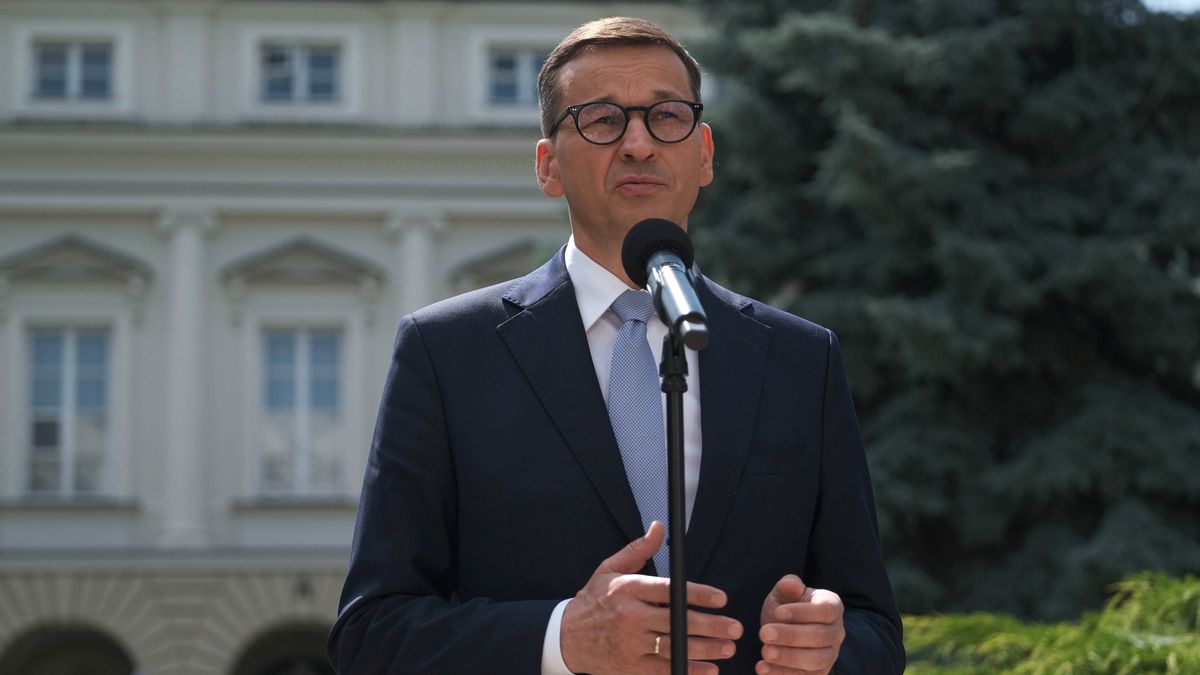 Warszawa, 06.07.2021. Koronawirus w Polsce. Prezes Rady Ministrów Mateusz Morawiecki podczas konferencji prasowej przed Ministerstwem Zdrowia w Warszawie, 6 bm. Zakończyło się posiedzenie sztabu dotyczącego sytuacji epidemicznej w Polsce. (kf) PAP/Mateusz Marek